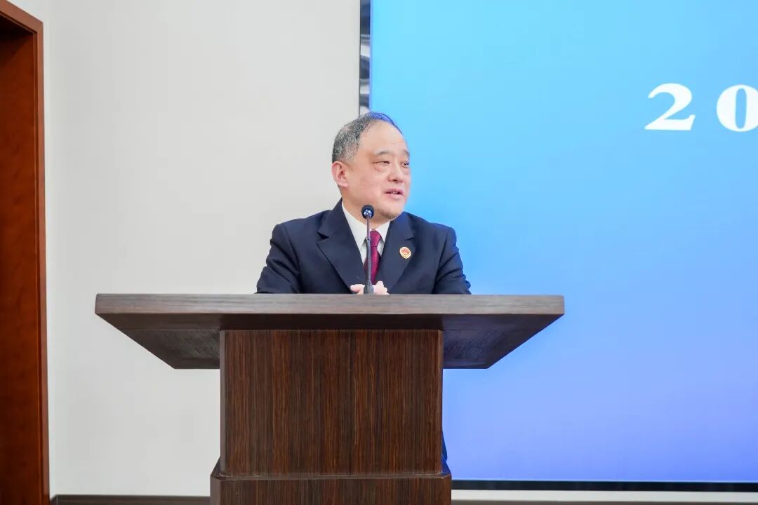 Ԯ�ؼ���ح���ݼ��﷽Ȫ��Ǽɽ����꣬Я�ֹ�ǰ�С�